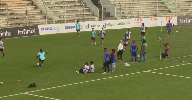 ফুটবল লিগের অনুশীলনে নারী খেলোয়াড়রা